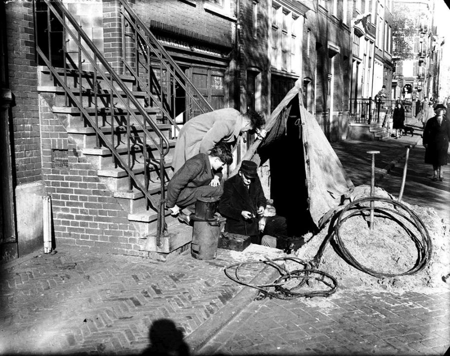 Gemeentelijke telefoon tentje Meerendonk 1946 IISG