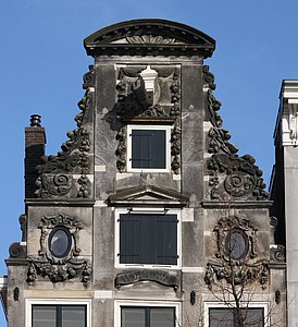 Keizersgracht 387, Zandstenen halsgevel met oeils-de-boeuf,